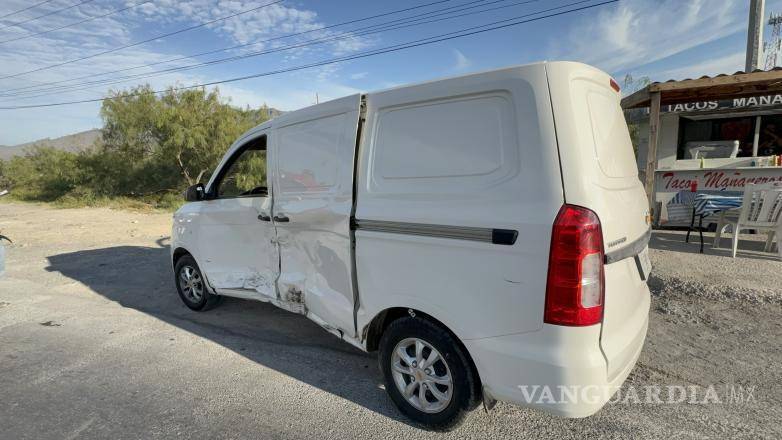 $!La camioneta Chevrolet se incorporó a la carretera desde una gasolinera y terminó impactando al Toyota.