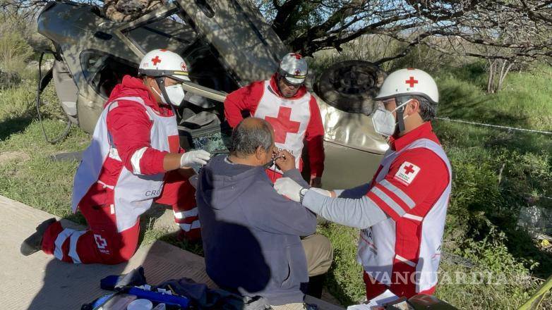 $!Paramédicos de la Cruz Roja brindaron asistencia a Guillermo en el lugar.