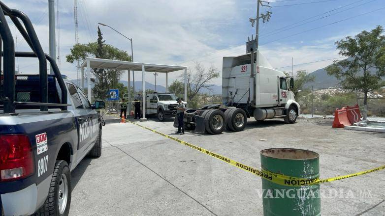 $!Los socorristas confirmaron el fallecimiento del acompañante del transportista en la caseta de la Carbonera.