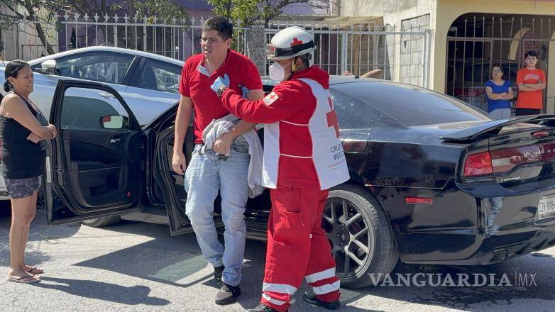 $!Paramédicos de la Cruz Roja valoraron a los tres jóvenes que viajaban en el vehículo al momento del percance.