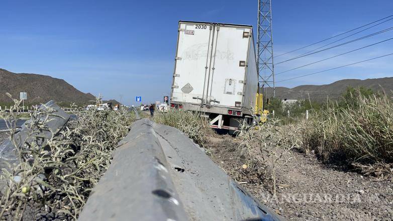$!La unidad se llevó la barrera de contención en el accidente.