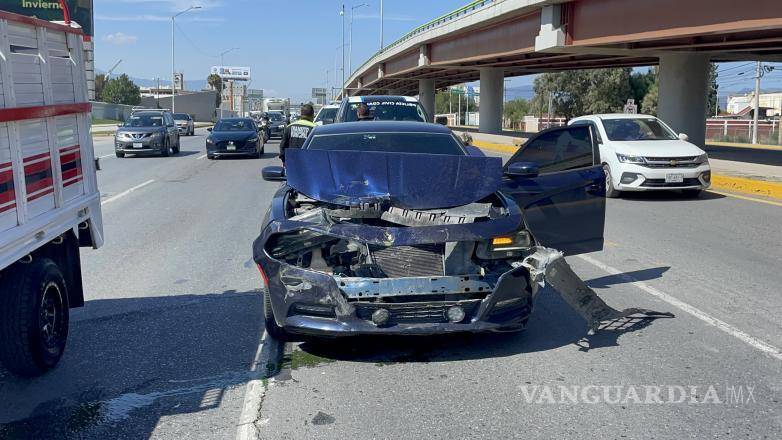$!El segundo choque se registró cuando un Honda City se detuvo para evitar el primer percance y fue golpeado por una camioneta Chevrolet.