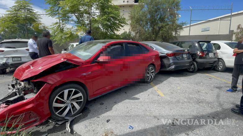 $!Los propietarios de los vehículos dañados observaron los destrozos mientras esperaban a las aseguradoras.