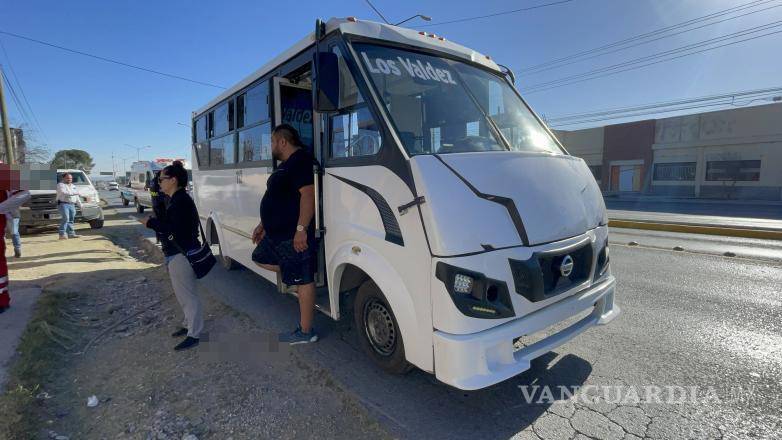 $!La combi de la ruta Los Valdés quedó detenida tras ser impactada por detrás por un Nissan Sentra.