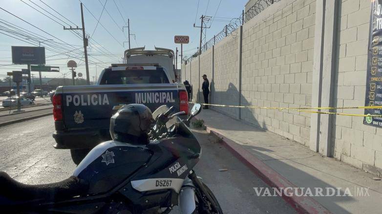 $!Elementos de la Policía Municipal y la Fiscalía General del Estado en el lugar donde ocurrió el suceso.