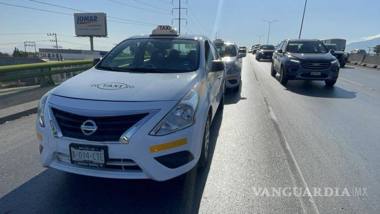 $!El choque entre los autos generó largas filas de vehículos en el carril derecho de Fundadores rumbo a Saltillo.