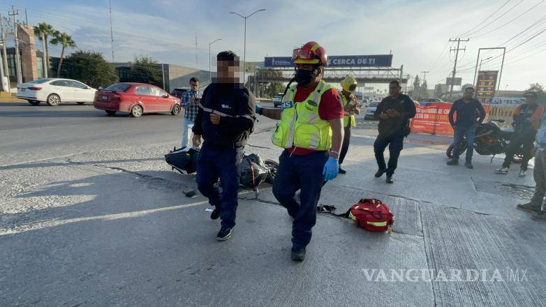 $!Tras ser valorado por paramédicos, el motociclista ingresó por su propio pie a la ambulancia y posteriormente decidió permanecer en el lugar.