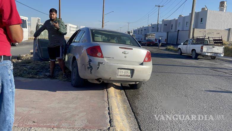 $!Carlos Manuel, conductor del automóvil Chevrolet Cobalt involucrado en el accidente, esperó junto a su vehículo mientras llegan las autoridades.