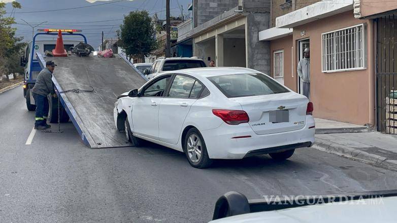 $!El vehículo quedó sobre el camellón luego de que la conductora perdiera el control del volante.