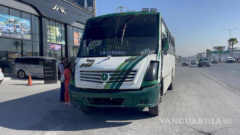 $!Cae mujer de transporte público y es trasladada al hospital en Saltillo