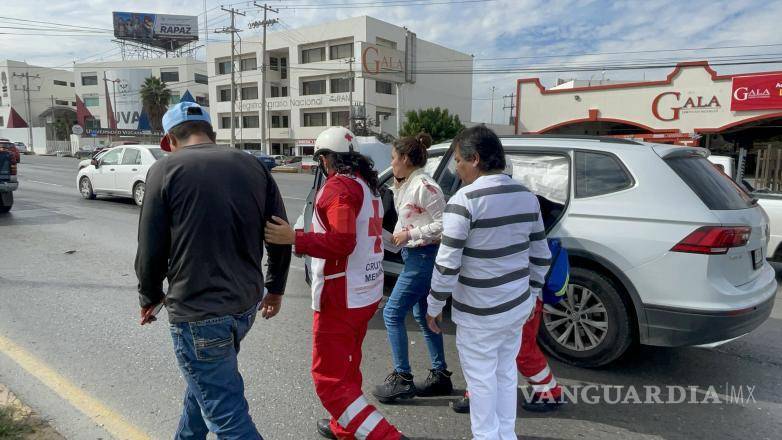 $!Paramédicos de la Cruz Roja brindaron atención a los conductores involucrados en el accidente, asegurándose de que no presenten lesiones graves.