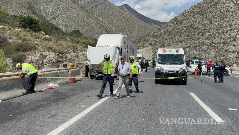 $!Cuerpos de emergencia y autoridades acudieron al kilómetro 229 de la carretera federal 57 tras el reporte del atropellamiento.