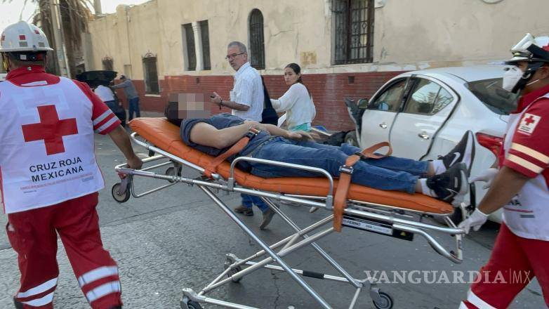 $!Paramédicos de la Cruz Roja atiendierón a los heridos en el lugar del accidente y fueron trasladados a un hospital de la ciudad.