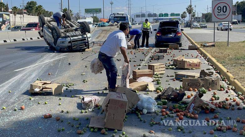 $!La carga de la camioneta se esparció por los carriles, afectando el tránsito.