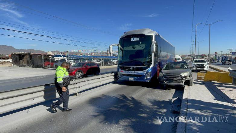 $!Los agentes de la Policía Municipal de Tránsito abanderaron el lugar del accidente para permitir que los vehículos pasaran sin problemas.