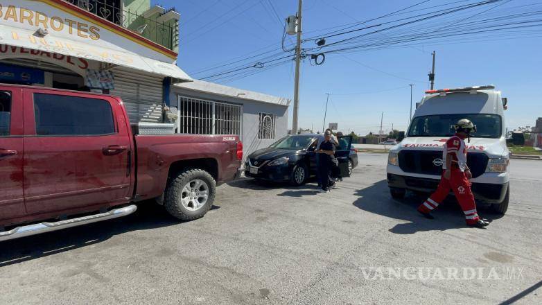 $!Conductora y afectado permanecieron en el sitio mientras se realizaban las diligencias y se acordaba la cobertura de los daños por parte de la aseguradora.