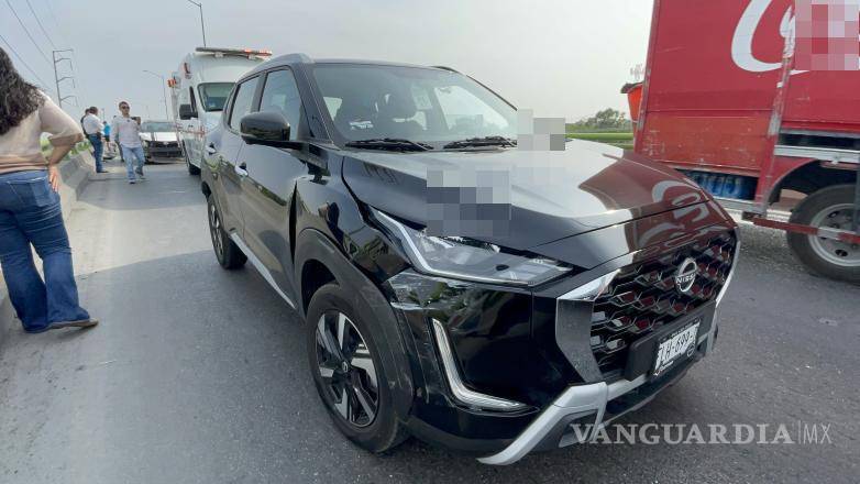 $!Personal de apoyo vial intervino para coordinar el retiro de los vehículos y evitar mayores afectaciones en la circulación sobre el puente.