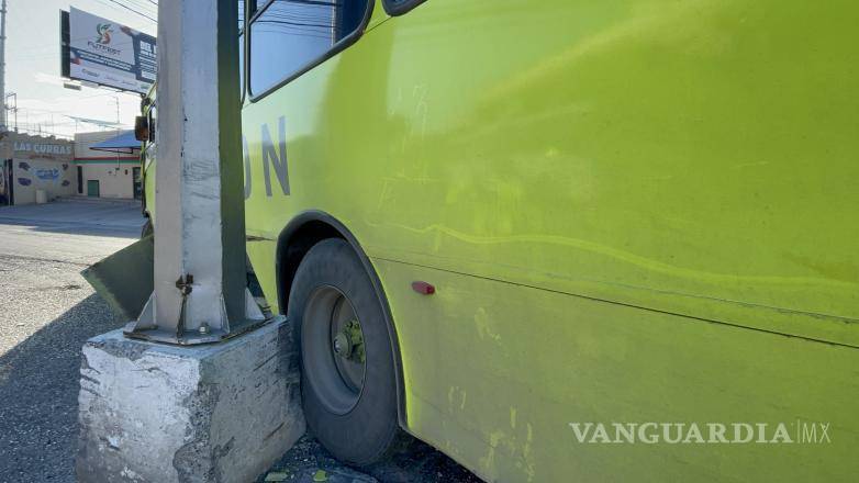 $!El impacto ocasionó afectaciones tanto en el camión de transporte de personal como en la infraestructura vial, sin que se registraran personas lesionadas.