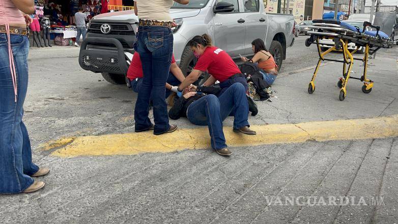 $!Personal de Protección Civil de Arteaga atendió a la mujer lesionada, quien fue trasladada a un hospital para su atención.