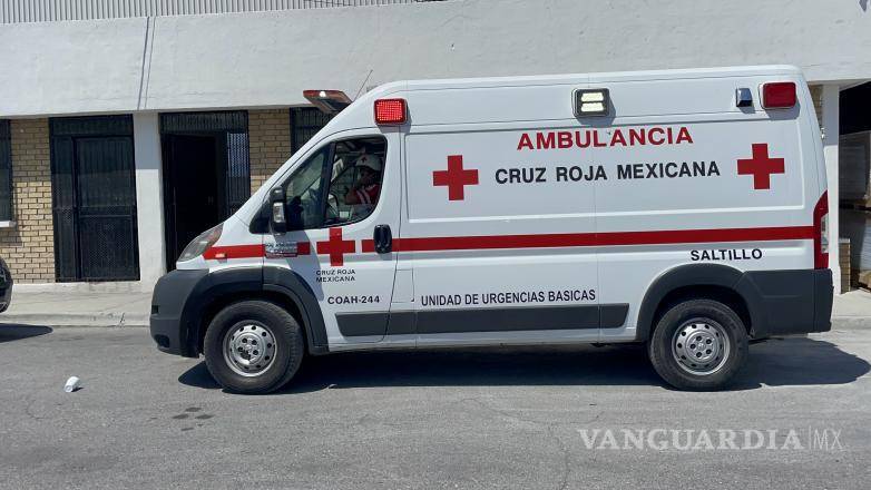 $!La ambulancia llegó al lugar para atender al lesionado.