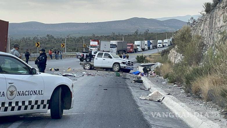 $!La camioneta perdió el control en la curva.