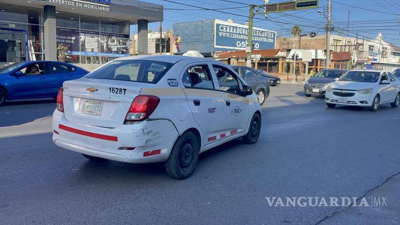 $!Tras el golpe, el taxi quedó sobre la vialidad.