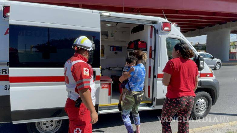 $!Paramédicos de la Cruz Roja trasladaron al menor a un hospital para su valoración médica.