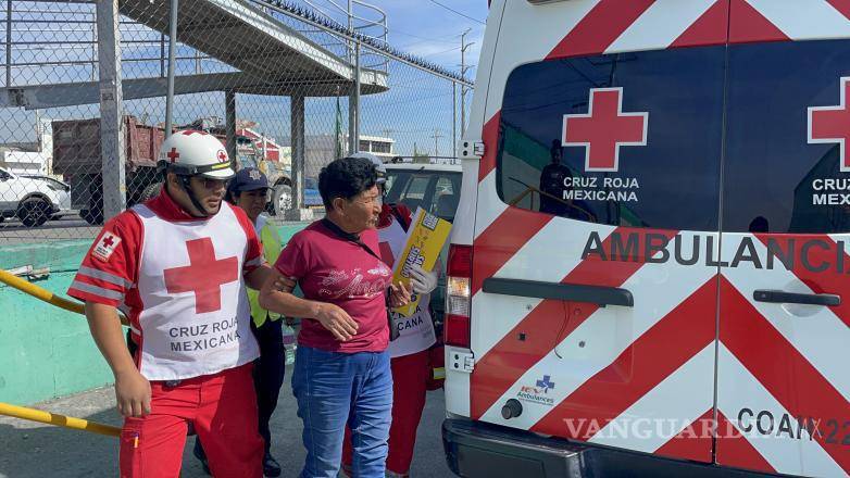 $!La mujer cayó al bajar la rampa del puente peatonal, ocasionándose una lesión en la nuca que requirió atención médica.