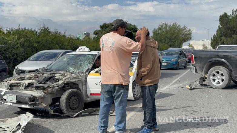 $!El taxi quedó prácticamente destrozado tras impactarse contra una camioneta en el cruce de los bulevares Luis Donaldo Colosio y Raúl de la Peña.