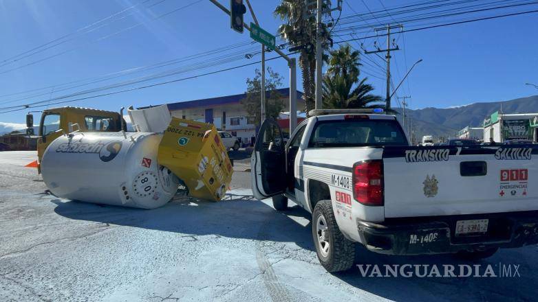 $!Personal de Protección Civil y la Policía Municipal trabajó en conjunto para retirar el tanque de gas caído y llevarlo a un corralón.