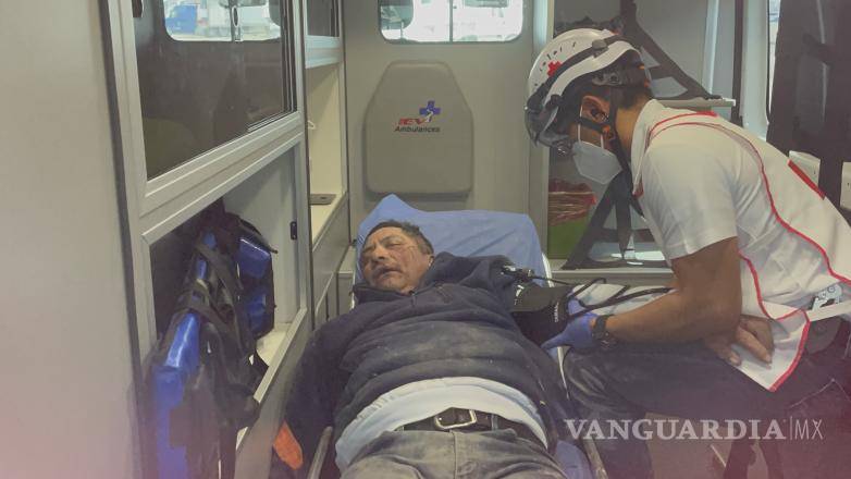 $!El lesionado fue subido a la ambulancia, donde recibió atención inmediata por parte de los paramédicos, quienes descartaron lesiones graves y lo llevaron a las instalaciones de la Humanitaria Institución.