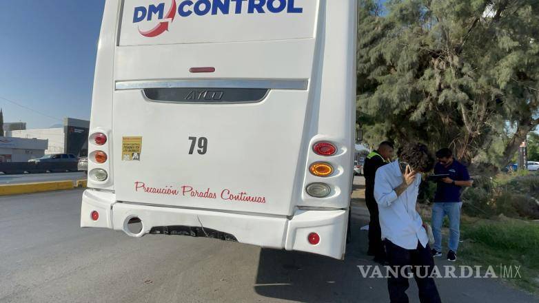 $!Elementos de Tránsito Municipal acudieron al sitio tras el reporte al 911 para tomar conocimiento del percance y coordinar la vialidad en la zona.