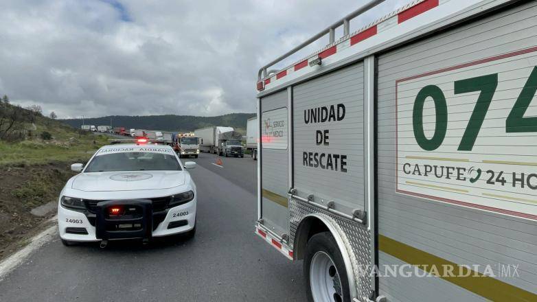 $!Personal de Caminos y Puentes Federales acudió al lugar para coordinar las labores de auxilio, mientras paramédicos valoraban el estado de salud del conductor involucrado en el accidente.