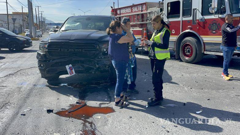 $!El conductor de la camioneta fue detenido en el lugar del percance.