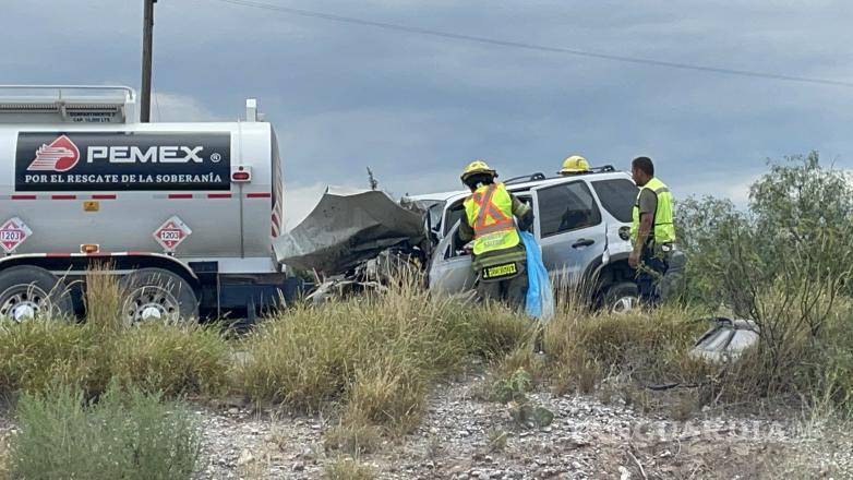 $!La pipa de Pemex quedó detenida sobre la carretera tras el impacto frontal con la camioneta Ford Escape.