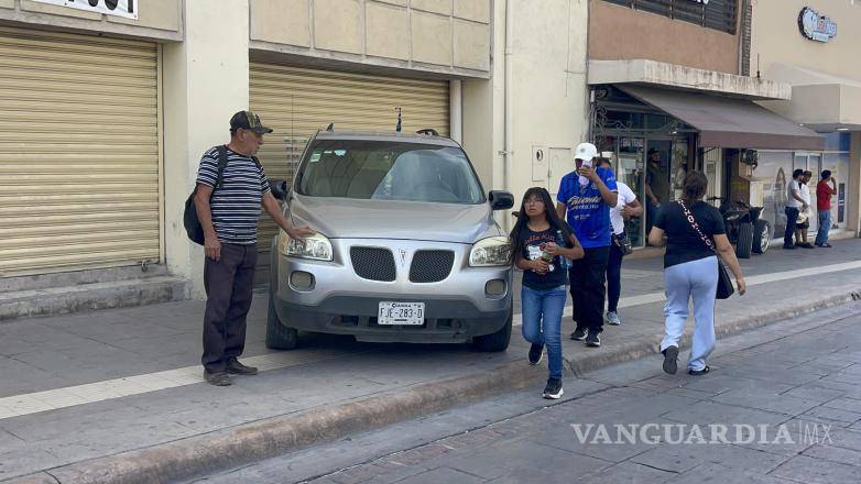 $!Juan terminó sobre el pavimento luego de ser alcanzado por su propia camioneta cuando intentaba empujarla en la Zona Centro.