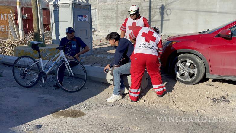 $!El ciclista fue atendido en el lugar por paramédicos tras sufrir golpes al ser derribado por un automóvil.