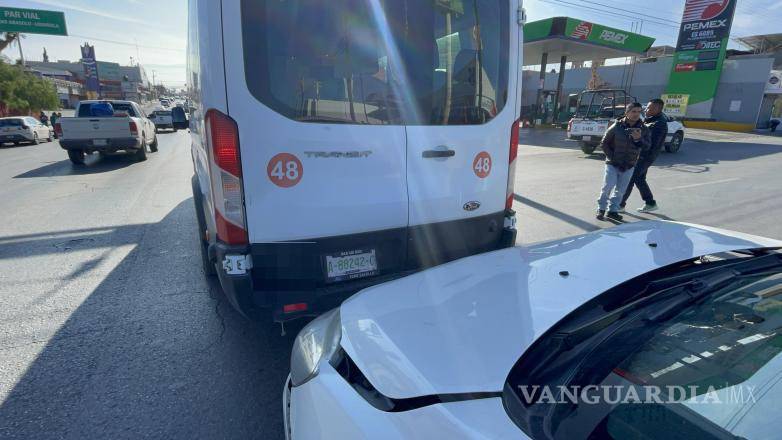 $!La camioneta Ford Transit de la empresa Géminis presentó daños en la parte trasera tras el percance vial.
