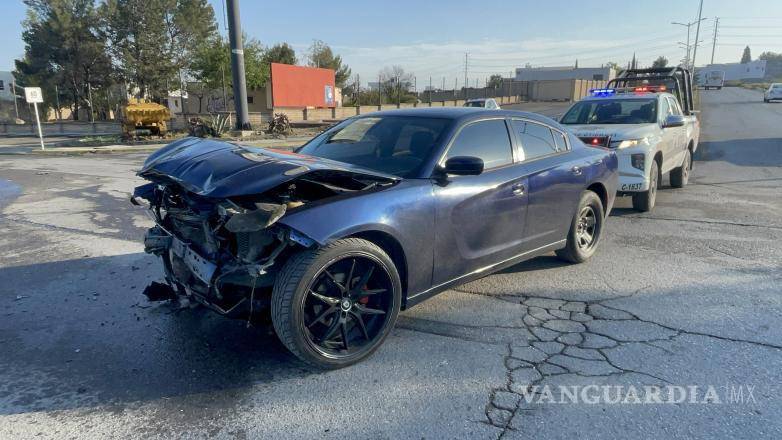 $!Un conductor resultó lesionado tras un accidente vial en el cruce de Emilio Arizpe de la Maza y Paseo de las Flores, luego de que presuntamente no respetara el alto en las boyas.