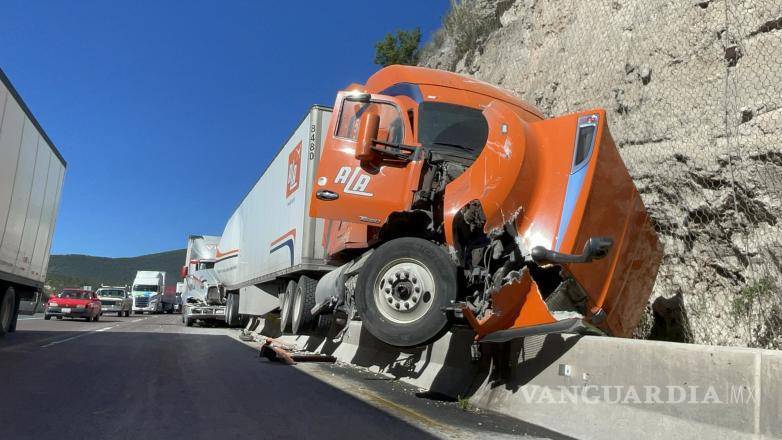 $!A pesar de la magnitud del percance y de los daños materiales registrados en ambos vehículos de carga, las autoridades informaron que no se reportaron personas lesionadas ni fue necesario realizar traslados a hospitales.