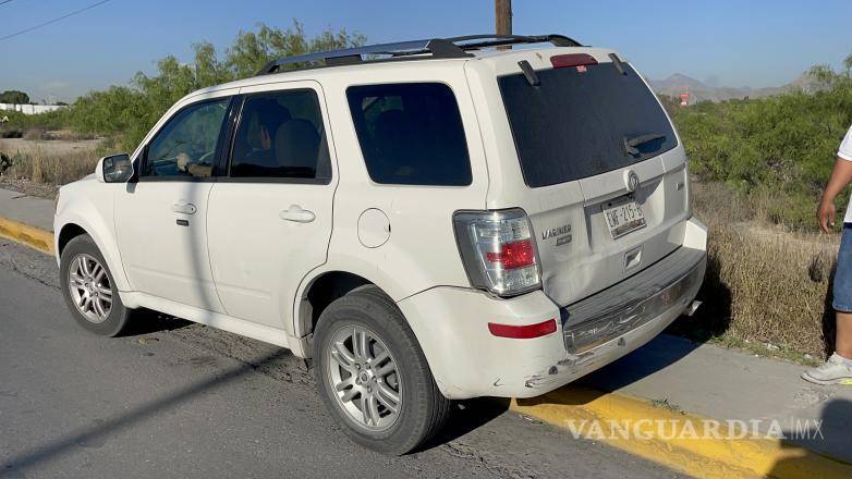$!El afectado de la Mercury dijo que estuvo a punto de evitar el accidente al ver por el retrovisor el auto que le pegó...