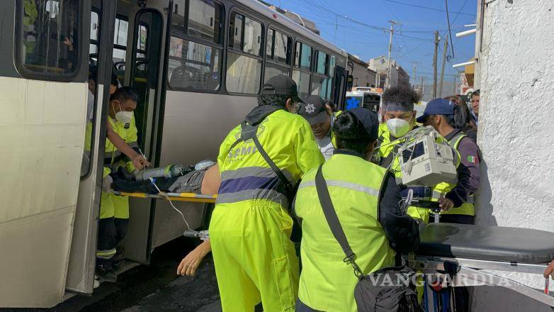 $!El hombre fue extraído por la puerta trasera.