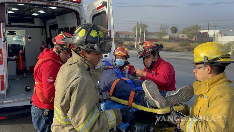 $!Tras el accidente, Berenice “N” fue auxiliada por paramédicos y trasladada a un hospital privado para recibir atención médica por las lesiones sufridas.