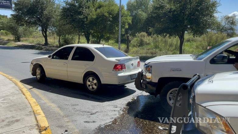 $!El Volkswagen Jetta terminó con daños en el cárter tras impactarse contra la cuneta del puente.