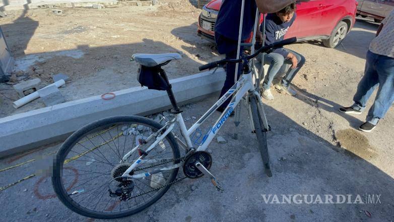 $!Erick “N” transitaba por la ciclovía cuando un vehículo invadió su carril y lo derribó.