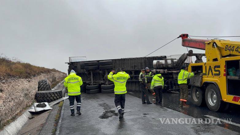 $!La carga de plafones quedó esparcida parcialmente tras la volcadura en el kilómetro 211.
