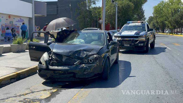 $!La aseguradora de uno de los vehículos llegó al lugar para intentar llegar a un acuerdo sobre los daños.