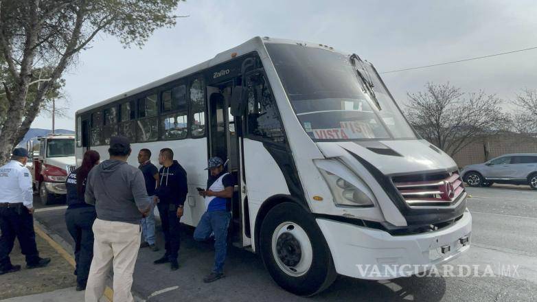 $!De manera paralela, un camión de la ruta Vista chocó una de las pipas.
