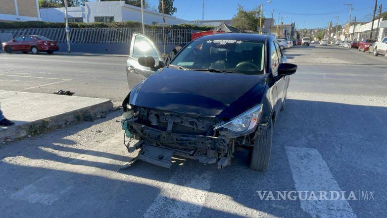 $!El conductor del vehículo Toyota Yaris, habilitado como taxi de aplicación, fue detenido por agentes municipales y puesto a disposición del Ministerio Público mientras se deslindan responsabilidades.