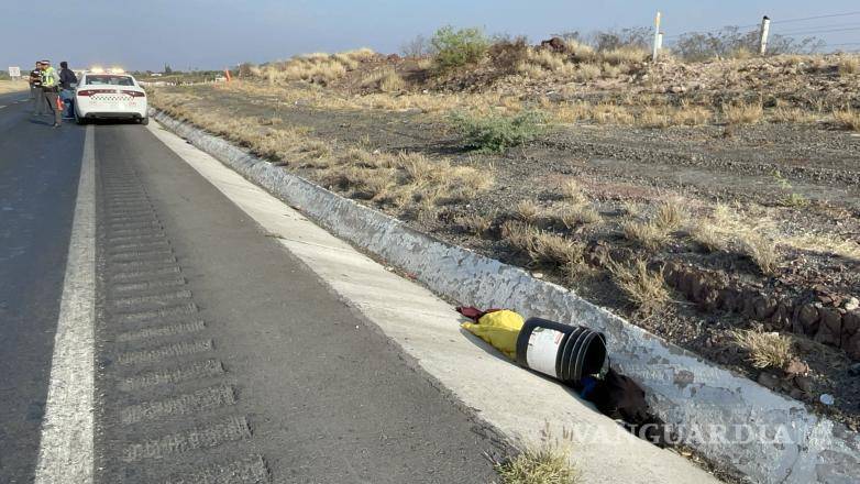 $!Una cubeta con ropa fue encontrada junto al cuerpo, presumiblemente sus pertenencias.